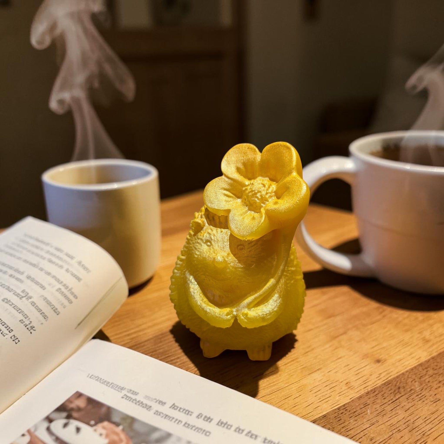 Süßer Igel aus Epoxidharz mit Blume – Handgegossene Resin Deko Figur in Goldgelb