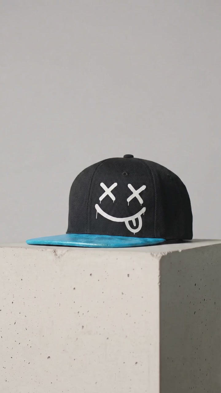 Snapback Cap mit Smiley Motiv – Schwarze Flat Brim Kappe mit Perlglanz Schirm – Streetwear Hip Hop Cap Unisex