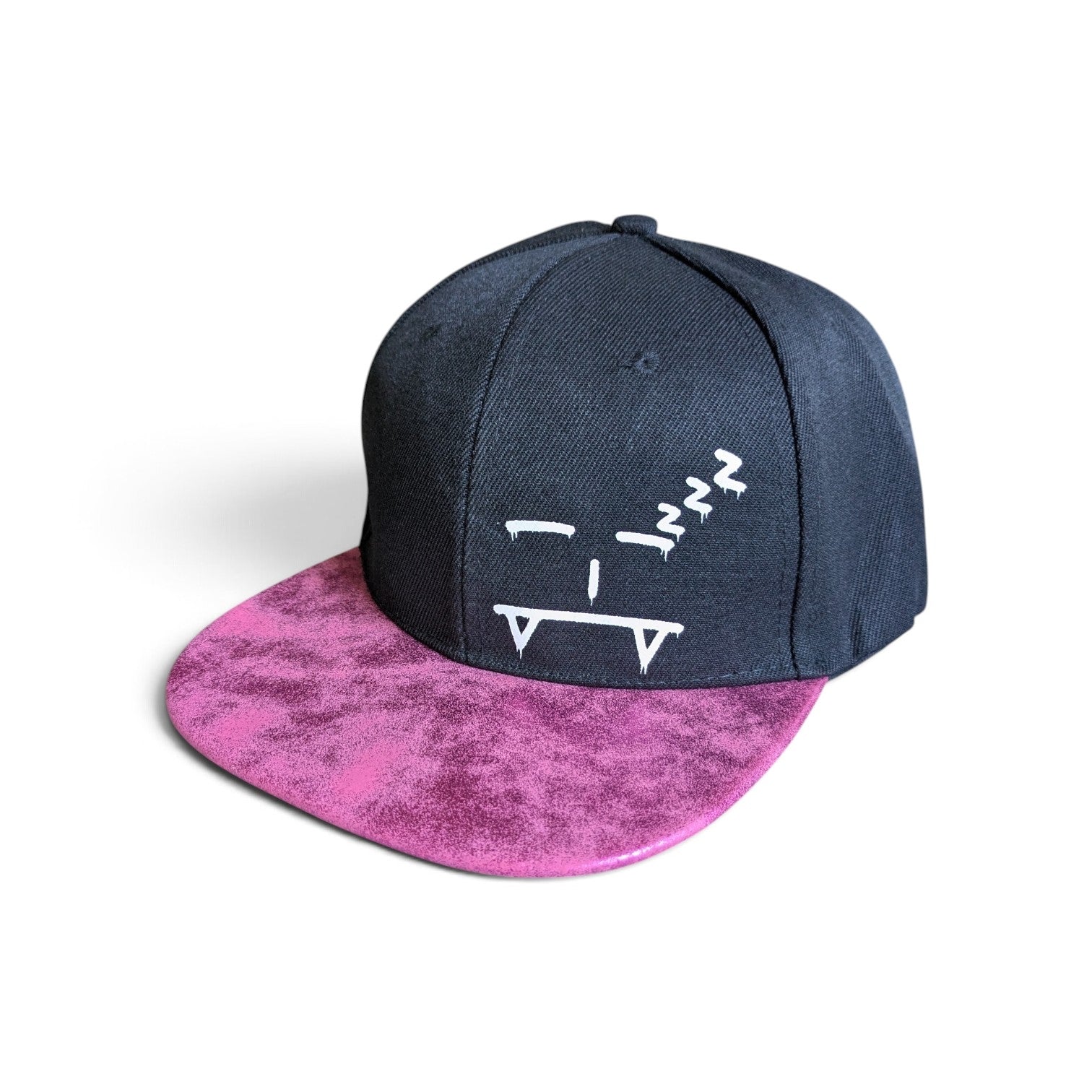 Snapback Cap mit schlafenden Smiley Motiv – Schwarze Flat Brim Kappe mit Perlglanz Schirm – Streetwear Hip Hop Cap Unisex