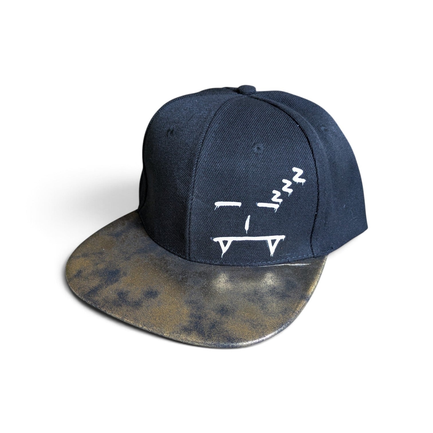 Snapback Cap mit schlafenden Smiley Motiv – Schwarze Flat Brim Kappe mit Perlglanz Schirm – Streetwear Hip Hop Cap Unisex