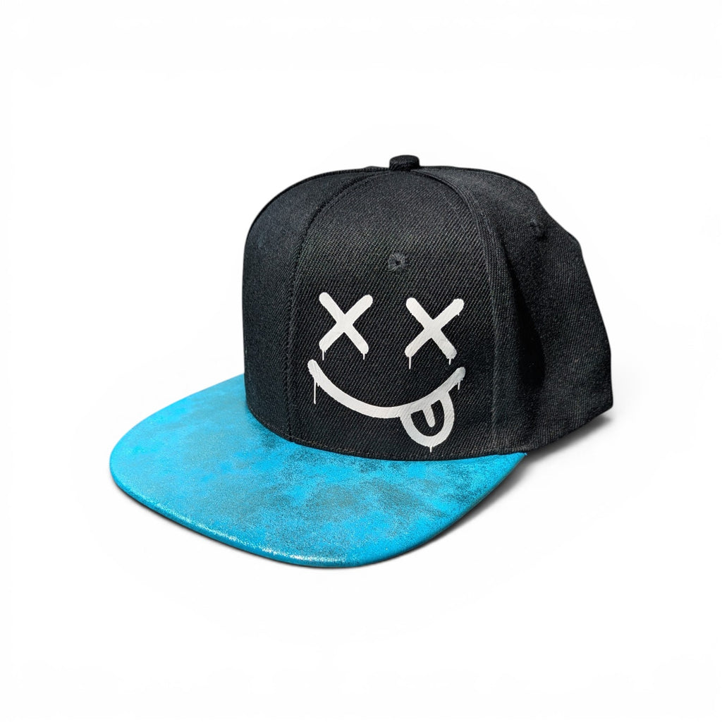Snapback Cap mit Smiley Motiv – Schwarze Flat Brim Kappe mit Perlglanz Schirm – Streetwear Hip Hop Cap Unisex