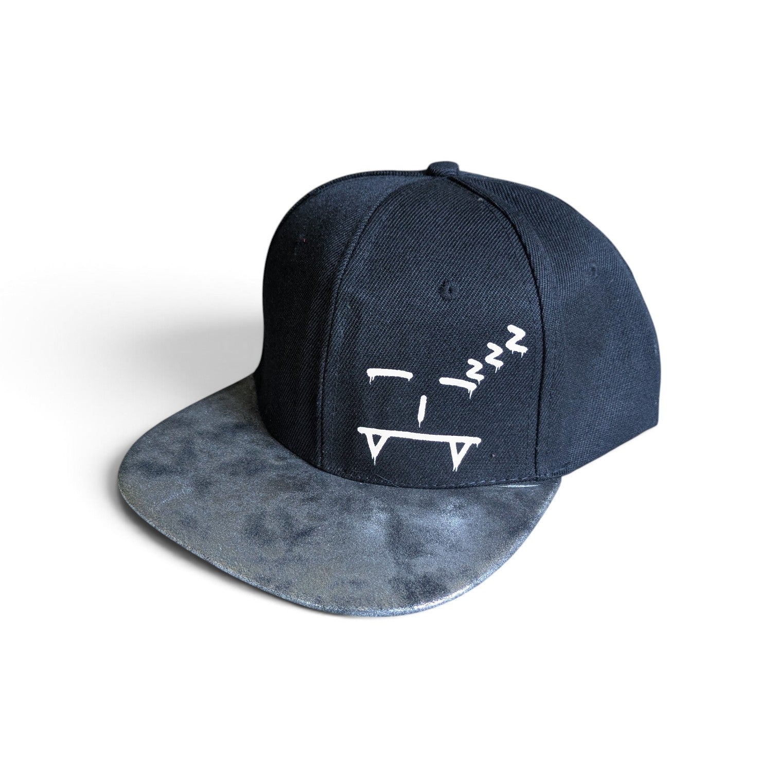 Snapback Cap mit schlafenden Smiley Motiv – Schwarze Flat Brim Kappe mit Perlglanz Schirm – Streetwear Hip Hop Cap Unisex