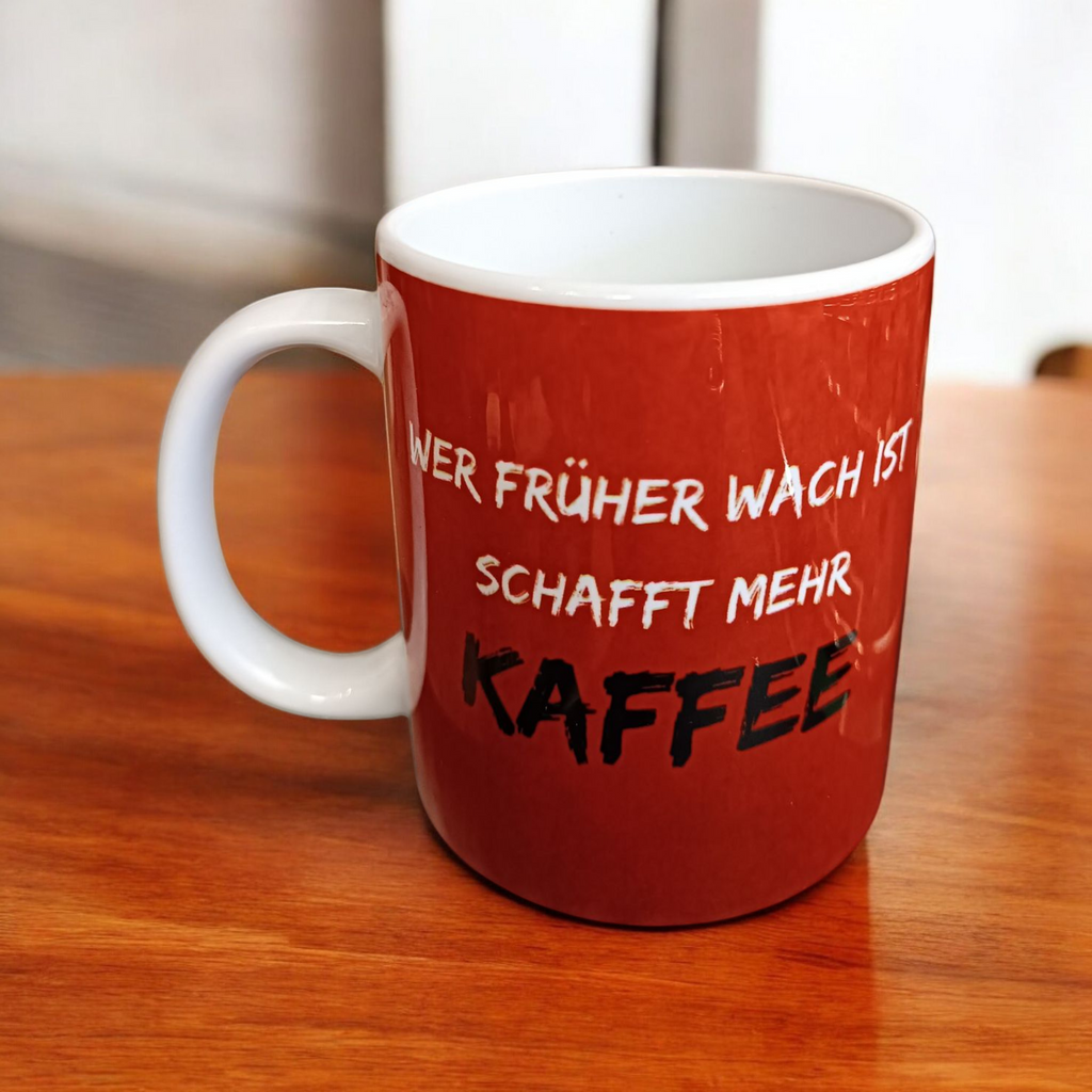 Tasse „Wer früher wach ist – schafft mehr Kaffee“