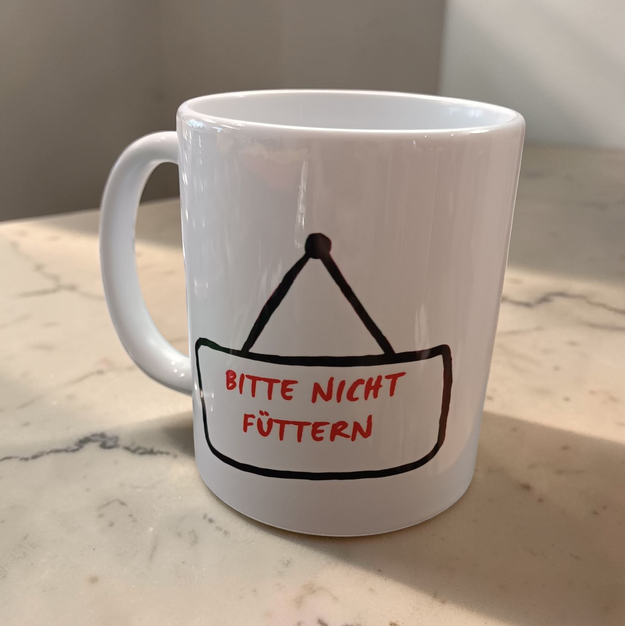 Tasse „Bitte nicht füttern – Keine Haftung“