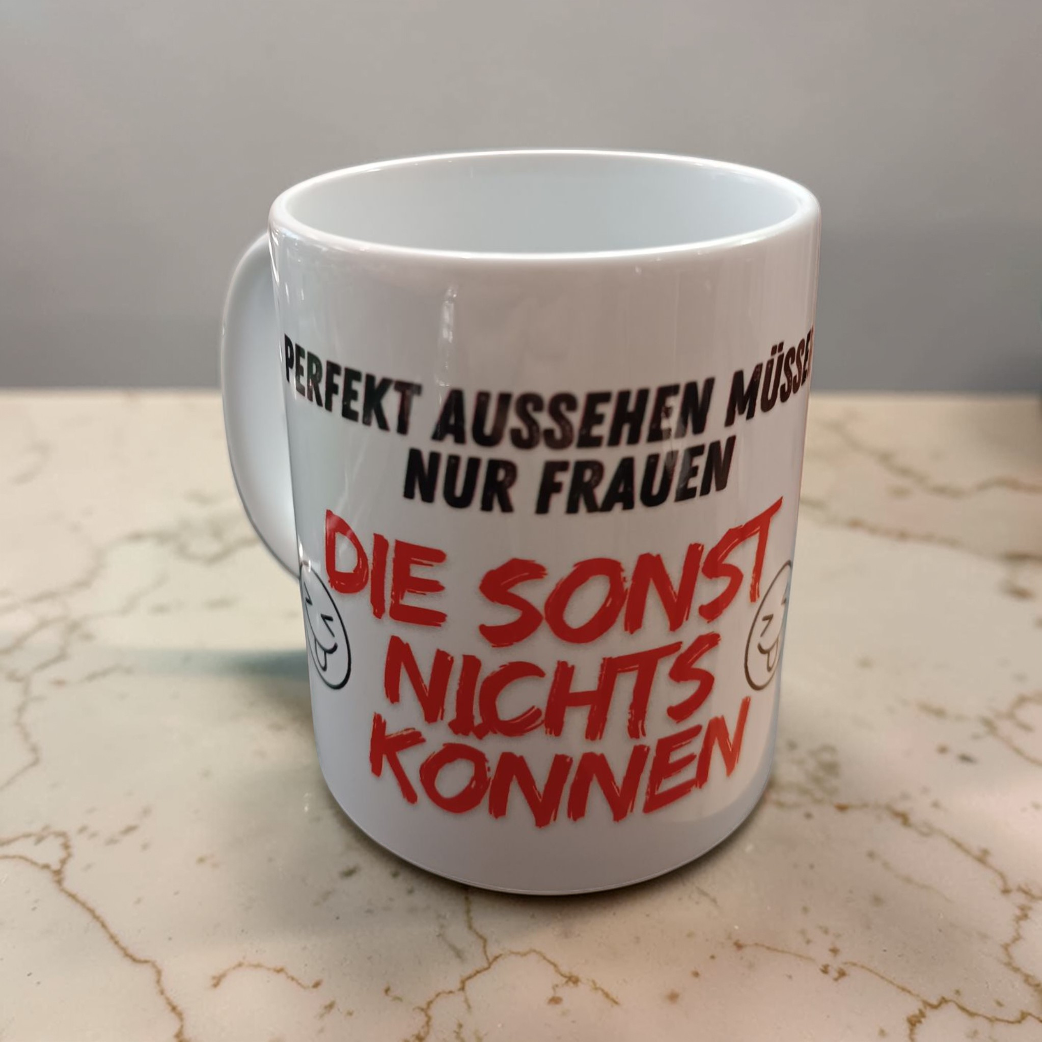 Tasse „Perfekt aussehen müssen nur…“ – Satire Edition