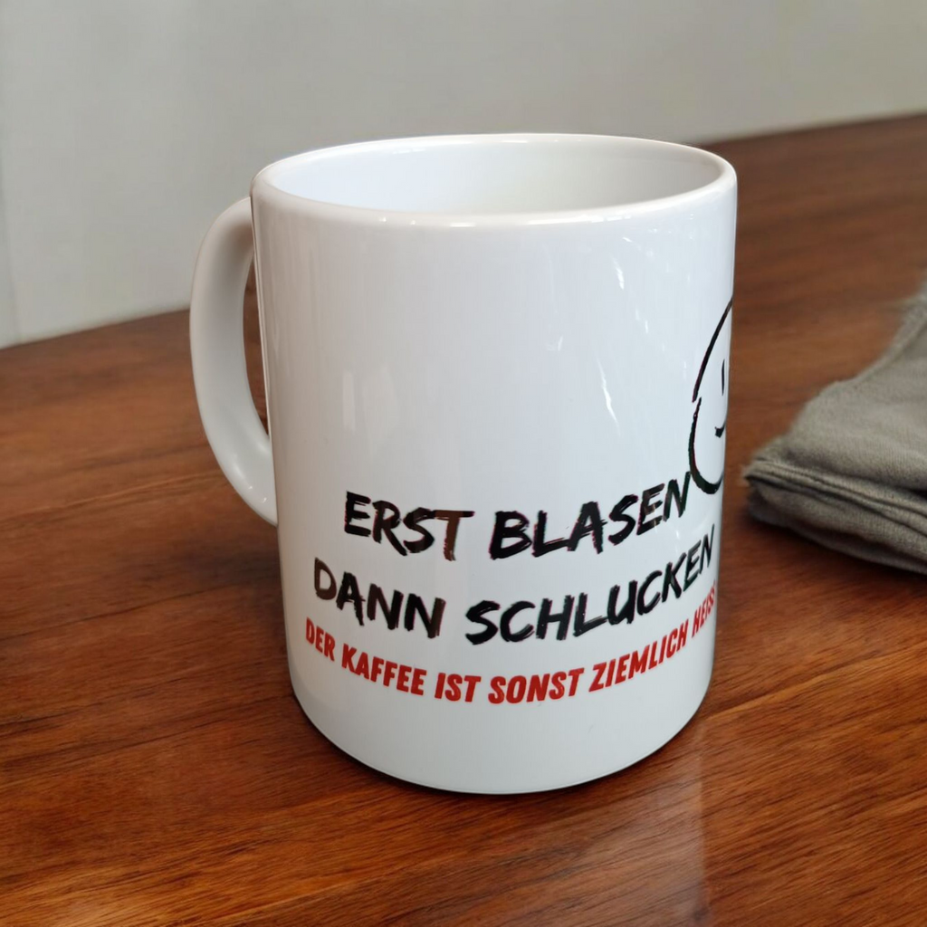 Tasse „Erst blasen, dann schlucken“ – Humor für die Kaffeepause