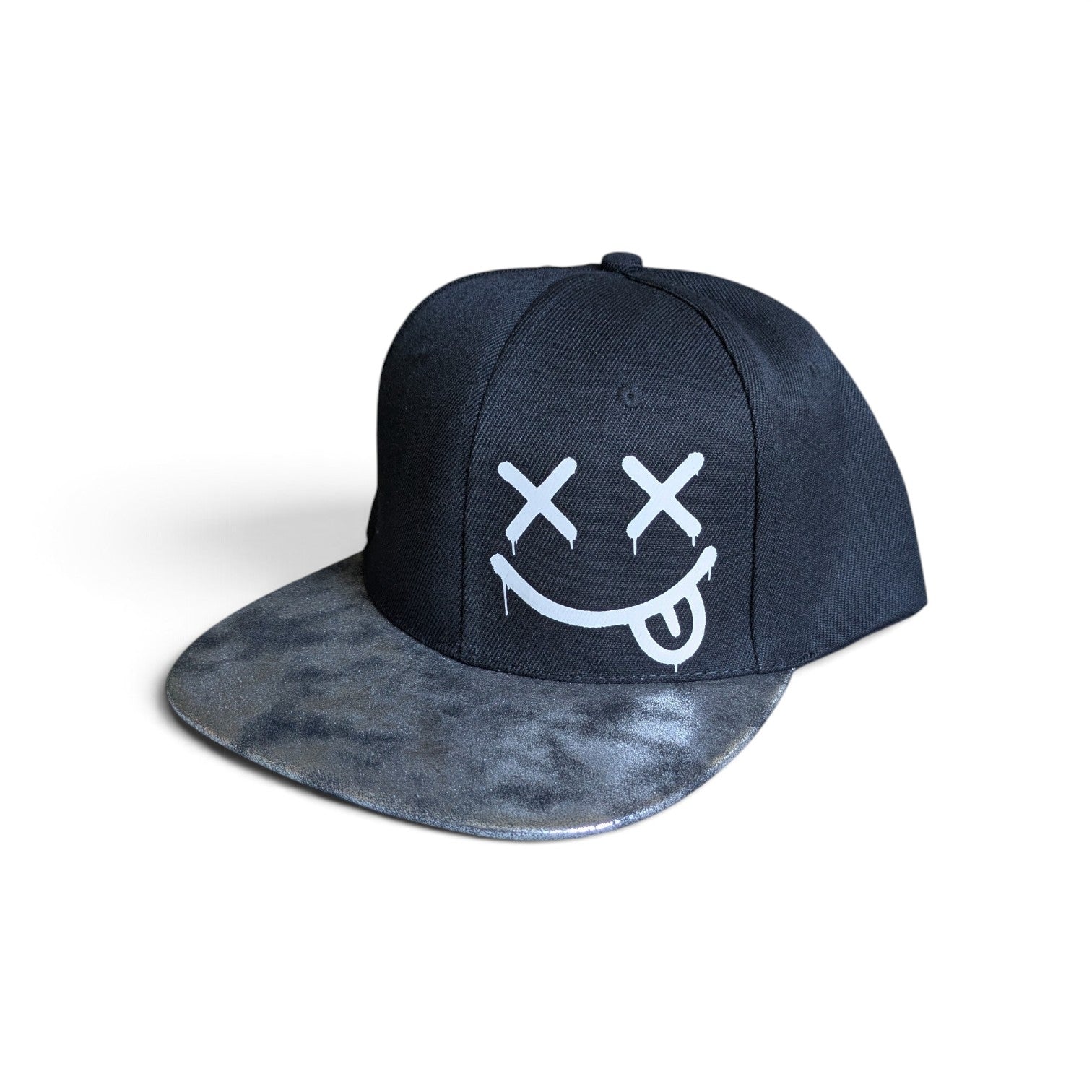 Snapback Cap mit Smiley Motiv – Schwarze Flat Brim Kappe mit Perlglanz Schirm – Streetwear Hip Hop Cap Unisex