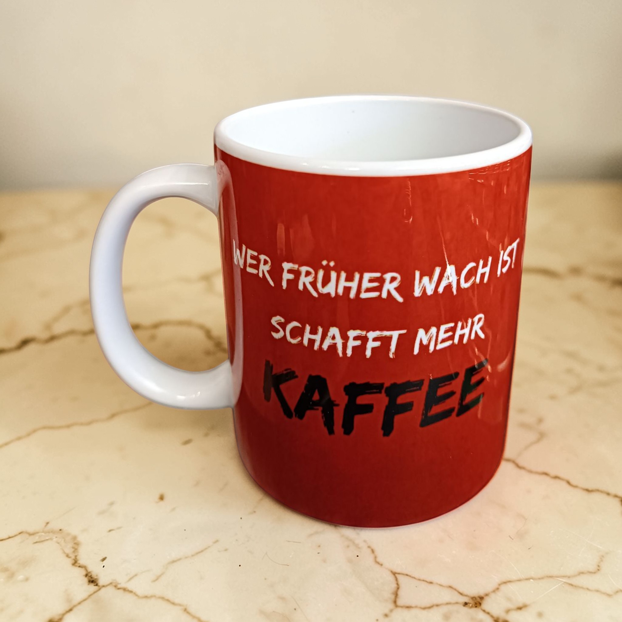Tasse „Wer früher wach ist – schafft mehr Kaffee“