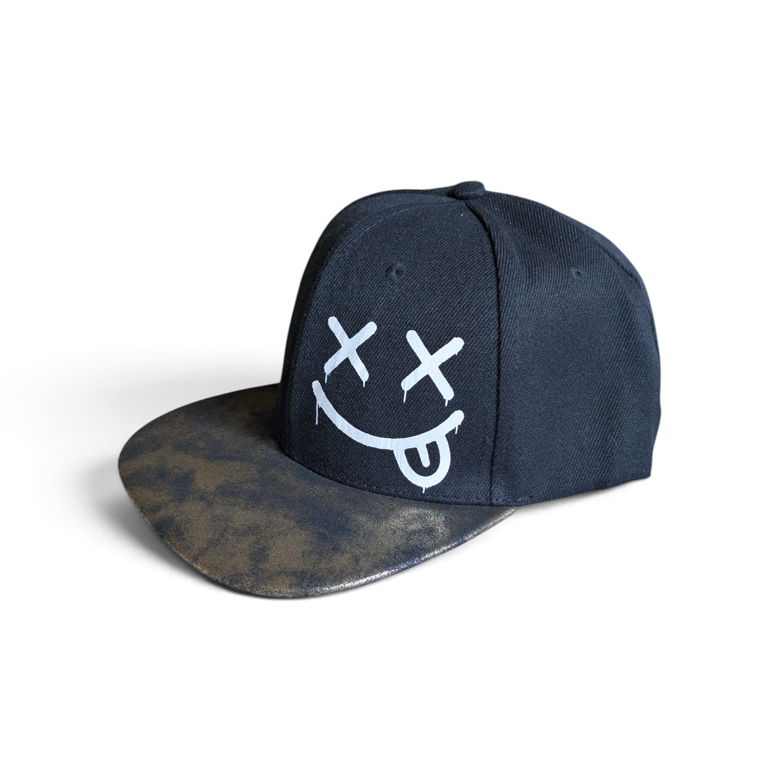 Snapback Cap mit Smiley Motiv – Schwarze Flat Brim Kappe mit Perlglanz Schirm – Streetwear Hip Hop Cap Unisex