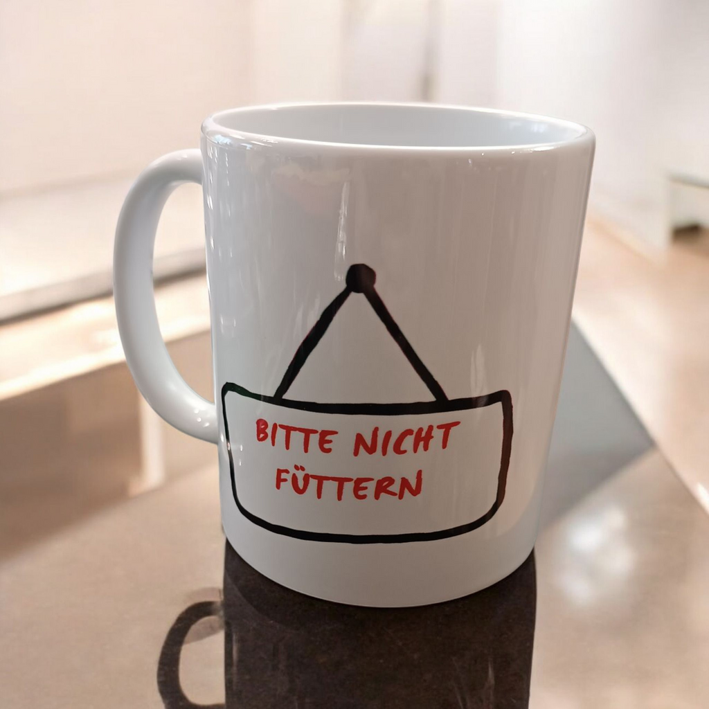 Tasse „Bitte nicht füttern – Keine Haftung“