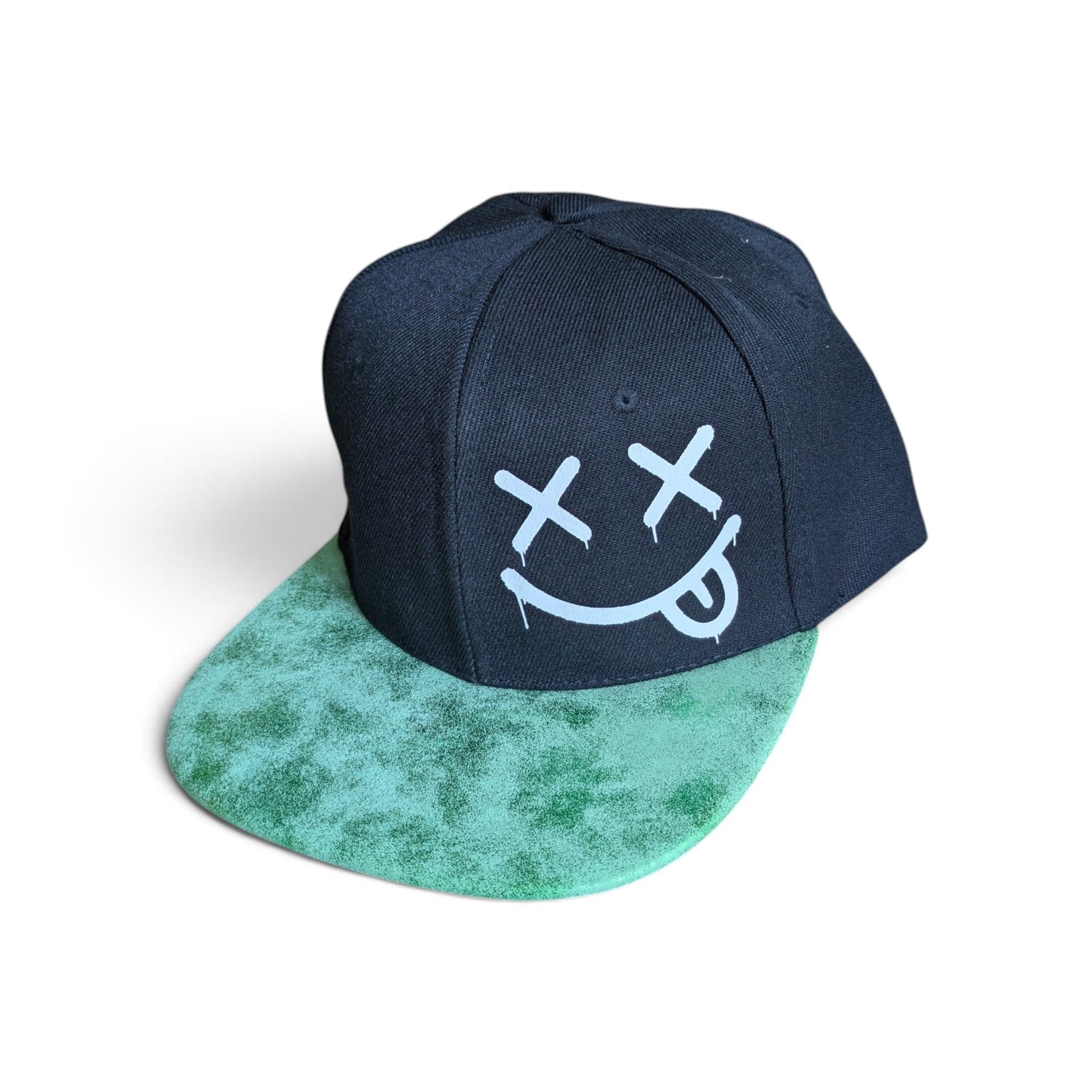Snapback Cap mit Smiley Motiv – Schwarze Flat Brim Kappe mit Perlglanz Schirm – Streetwear Hip Hop Cap Unisex