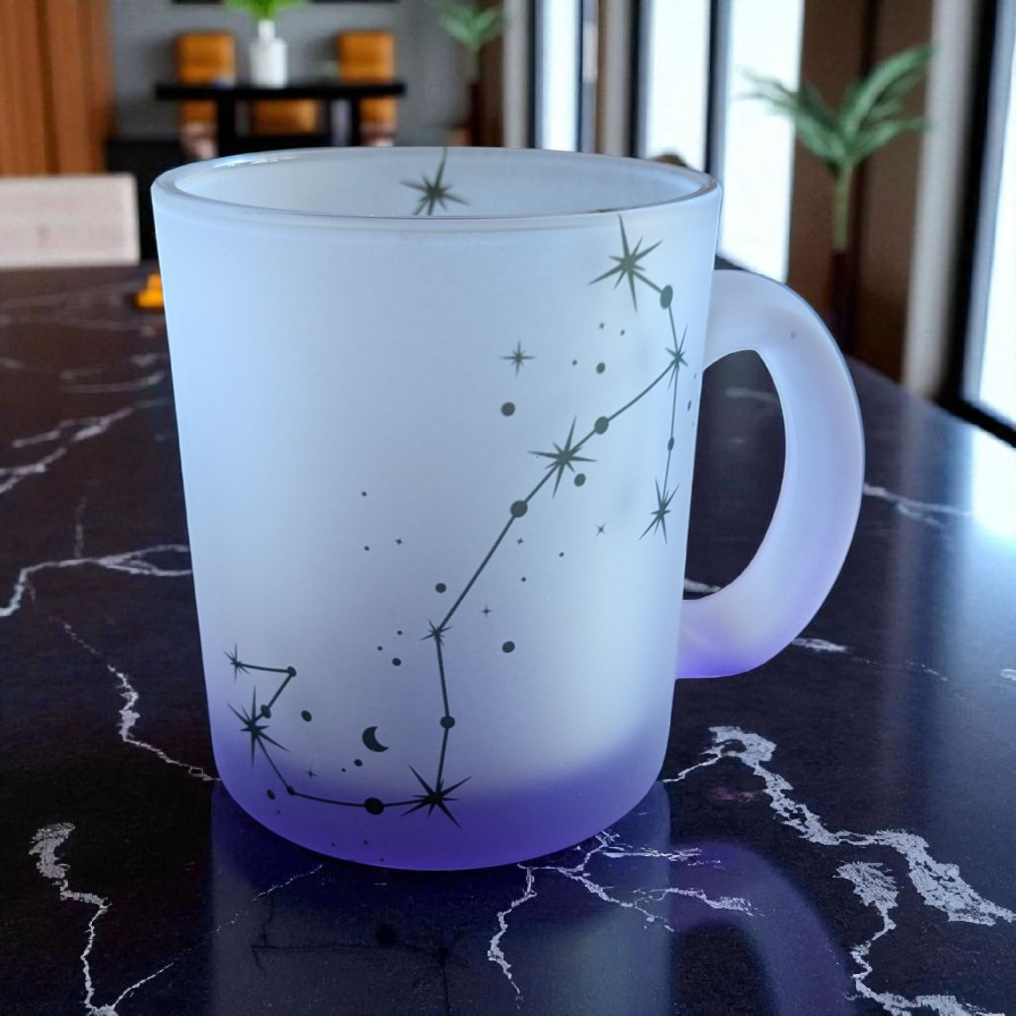 Mystic Mug – Weißglas-Tasse mit Sternzeichen & Farbverlauf