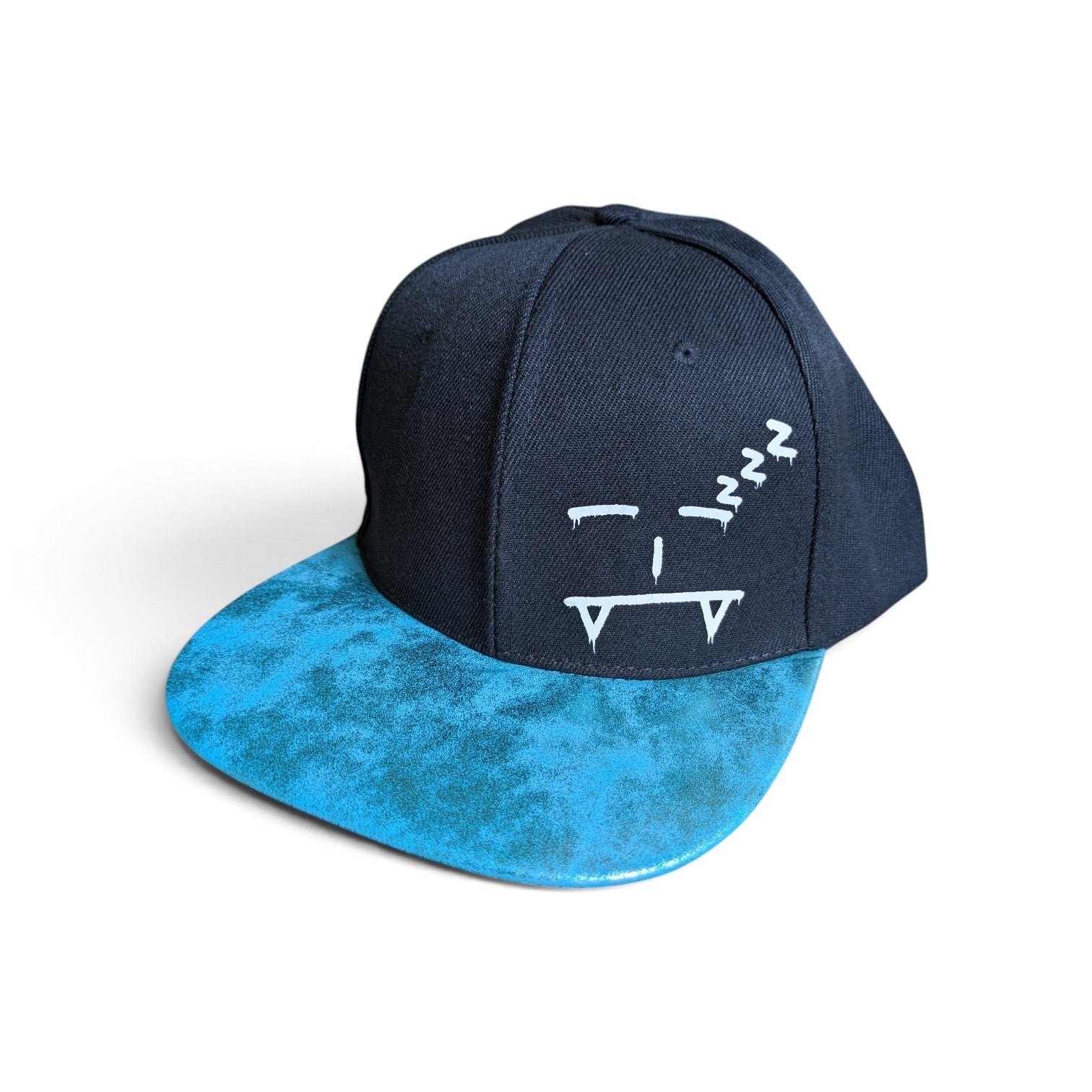 Snapback Cap mit schlafenden Smiley Motiv – Schwarze Flat Brim Kappe mit Perlglanz Schirm – Streetwear Hip Hop Cap Unisex