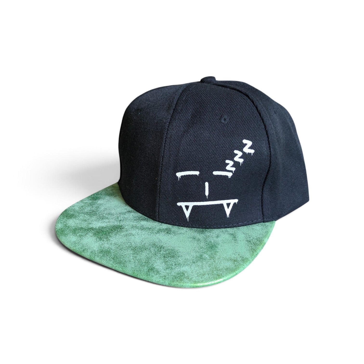 Snapback Cap mit schlafenden Smiley Motiv – Schwarze Flat Brim Kappe mit Perlglanz Schirm – Streetwear Hip Hop Cap Unisex