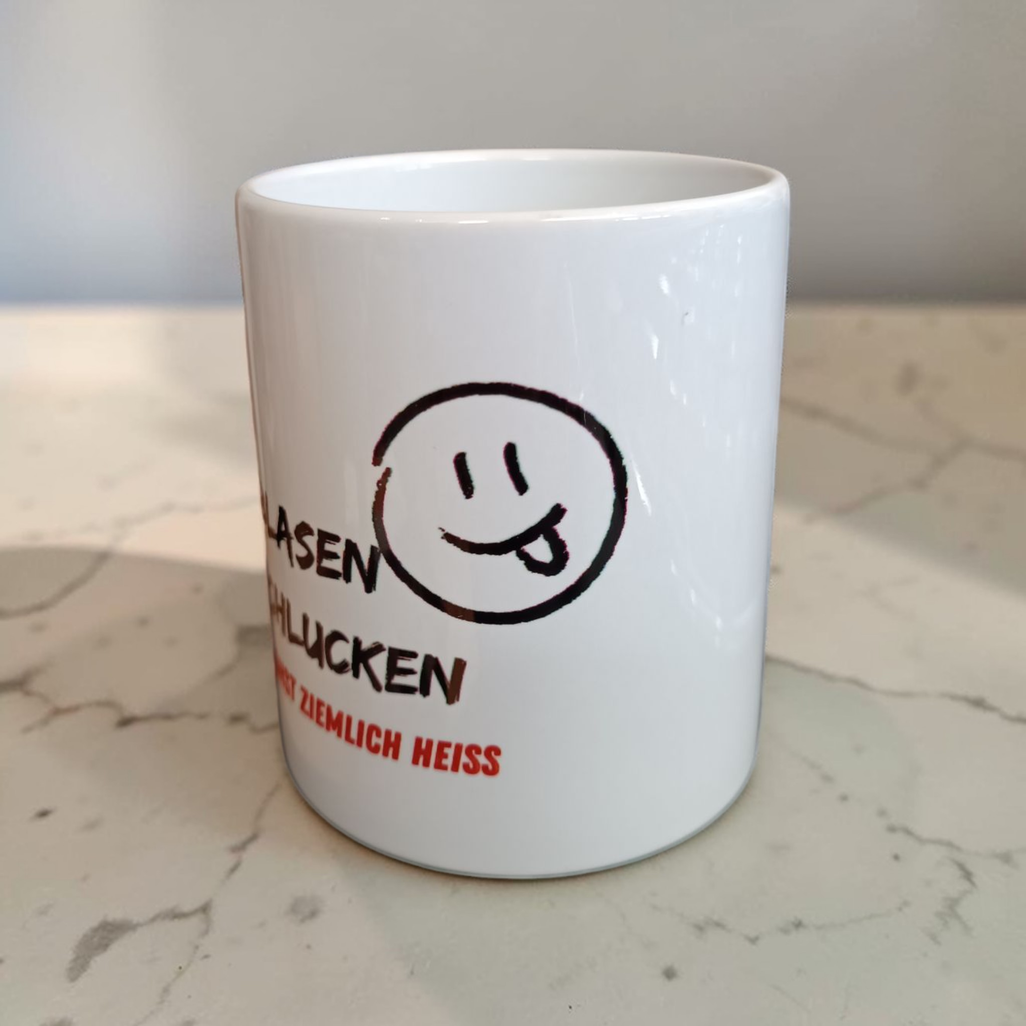 Tasse „Erst blasen, dann schlucken“ – Humor für die Kaffeepause