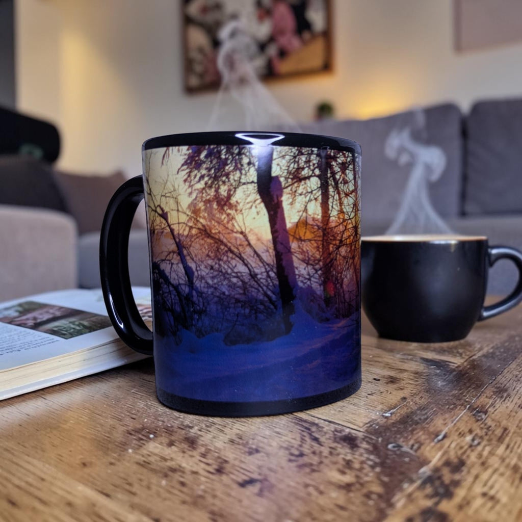 Keramiktasse mit Winterwald Motiv – Stimmungsvoller Sonnenuntergang